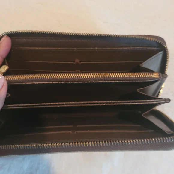 Authentic Vintage Louis Vuitton Damier Long Zipper Wallet - Picture 4 of 8